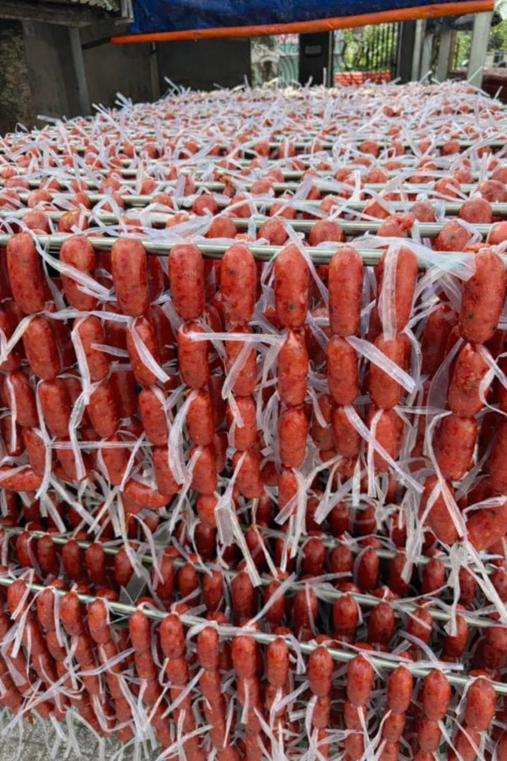 Lạp xưởng phơi trên giàn - góc rộng