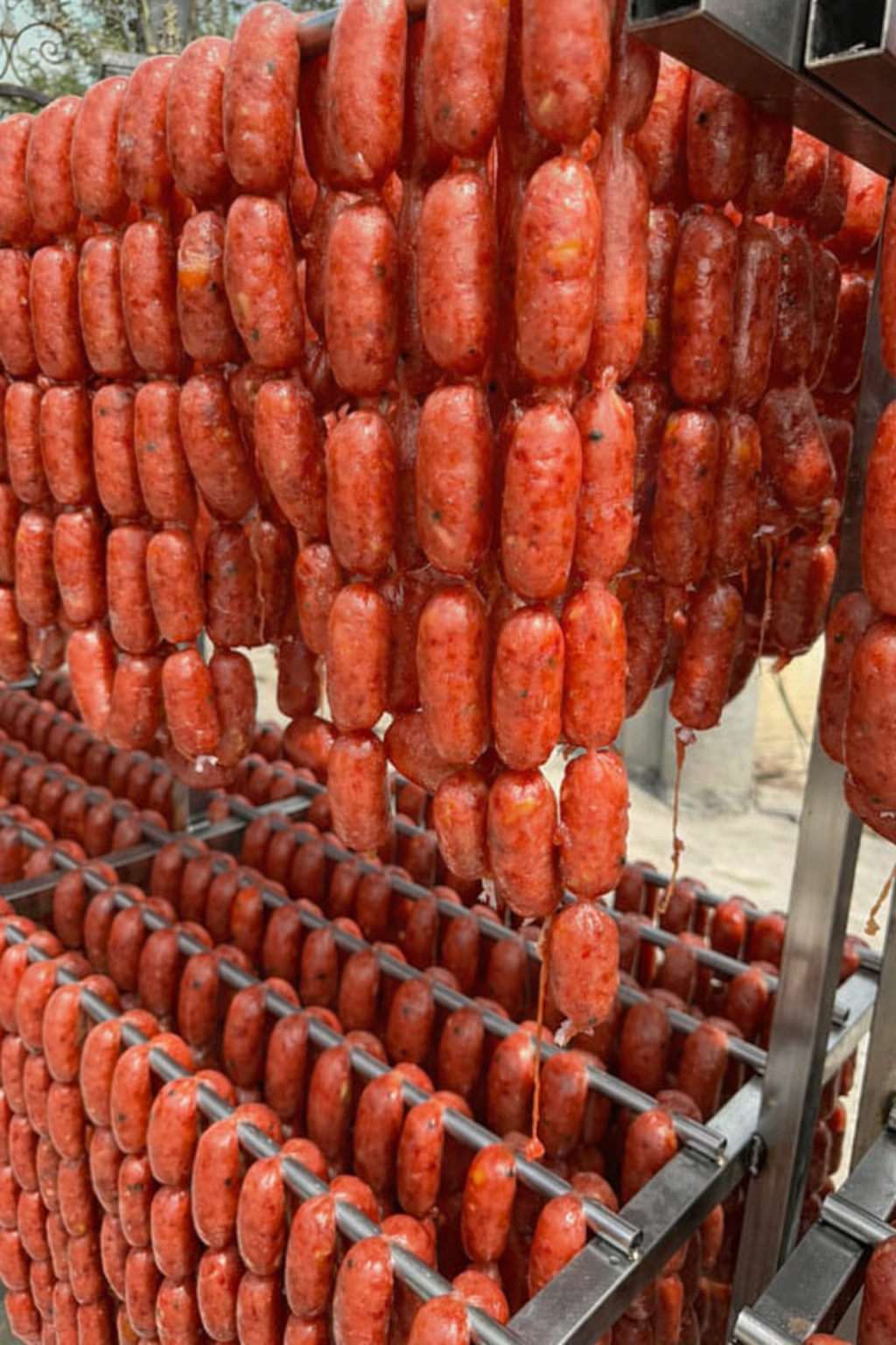 Lạp xưởng treo dày trên giàn - cận cảnh